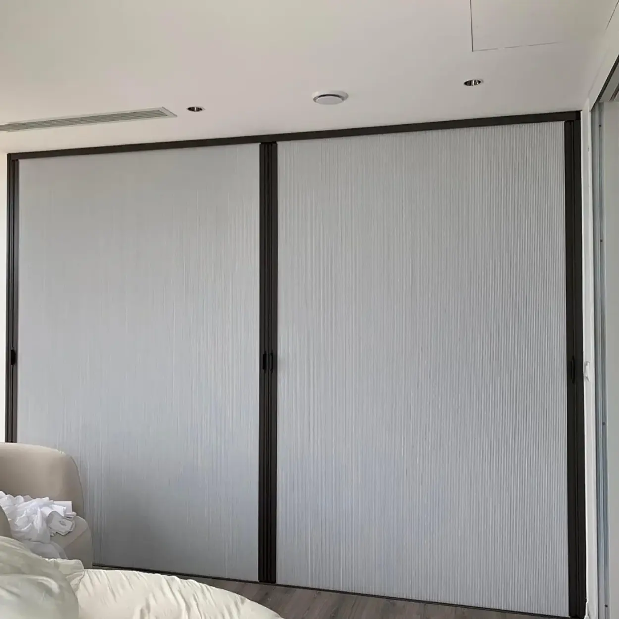 Doğanşehir bebek odası — honeycomb blackout, deliksiz montaj, tam karartma